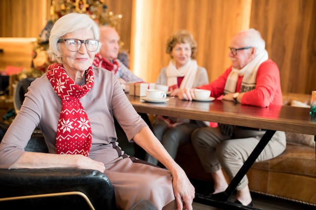 Freunde sitzen zusammen in einem Cafe