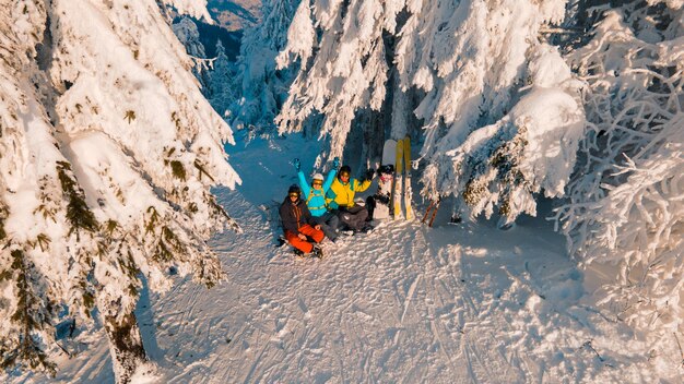 Freunde Snowboarder und Skifahrer beim Powder Day Wintersaison