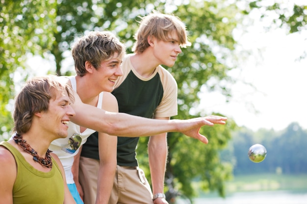 Foto freunde spielen boule