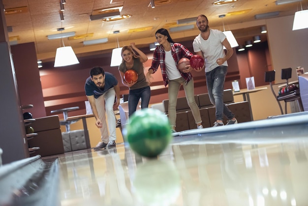 Foto freunde spielen bowling