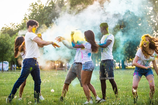 Freunde spielen mit Holipulver