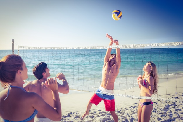 Freunde spielen Volleyball