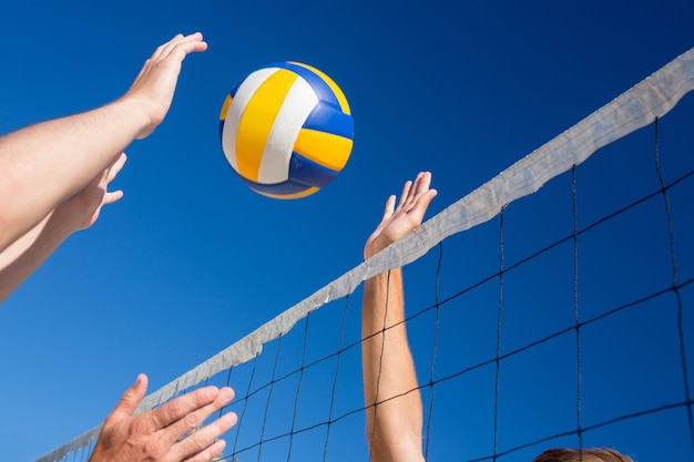 Freunde spielen Volleyball