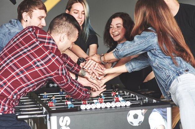 Freunde spielen zusammen Brettspiele, Tischfußball.