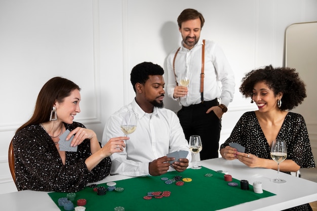 Freunde spielen zusammen Poker