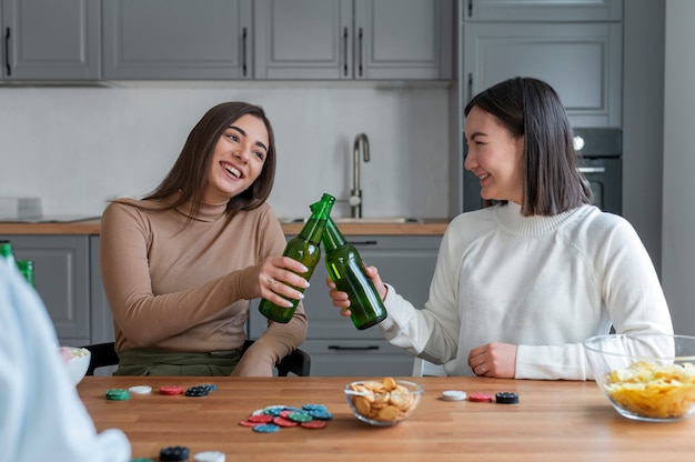 Foto freunde spielen zusammen poker