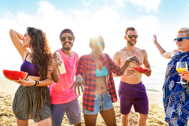 Freunde tanzen am Strand