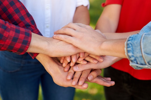 Freunde Teamarbeit. Hände zusammen. Freundschaft für immer, Zusammengehörigkeit, Jugendmannschaft