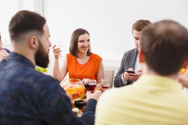 Foto freunde treffen. gruppe glücklicher menschen, die reden, essen, gesunde mahlzeiten am party-dinner im café, restaurant übergeben.