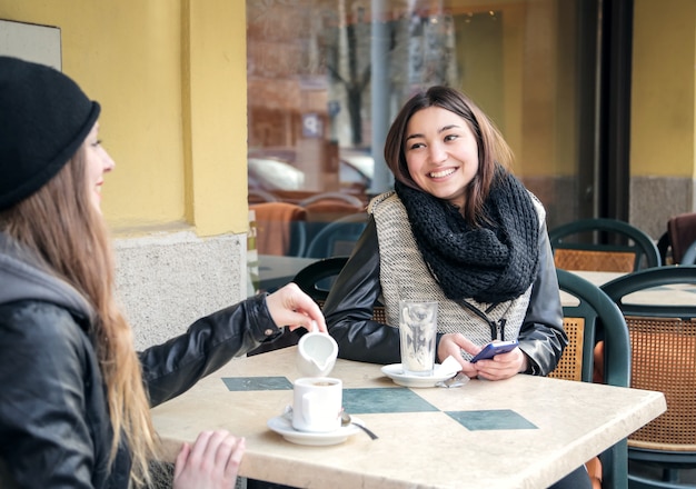 Freunde treffen in einem café