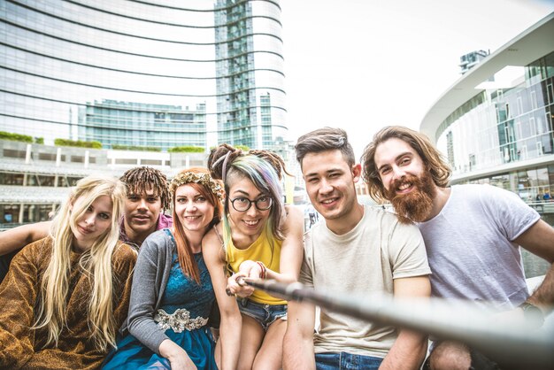 Freunde treffen sich im Freien