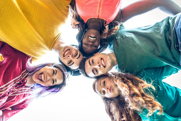 Foto freunde treffen sich im freien