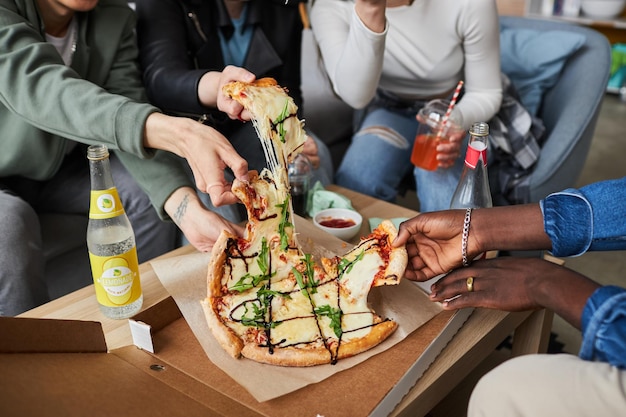 Freunde treffen sich zu Hause zum Pizza-Mittagessen