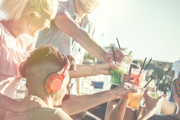 Foto freunde trinken an einem sonnigen tag am strand