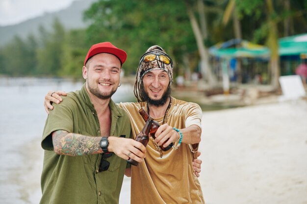 Freunde trinken Bier am Strand