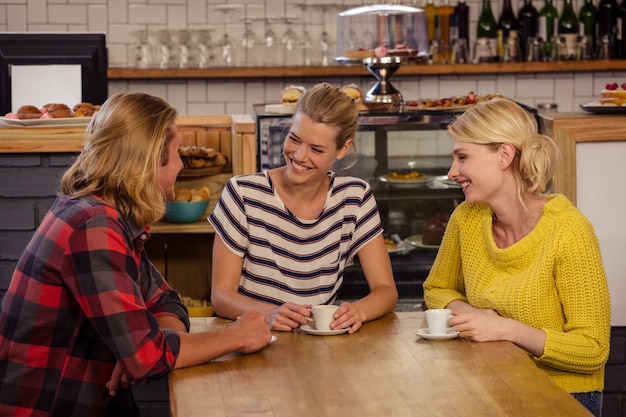 Freunde trinken Espresso