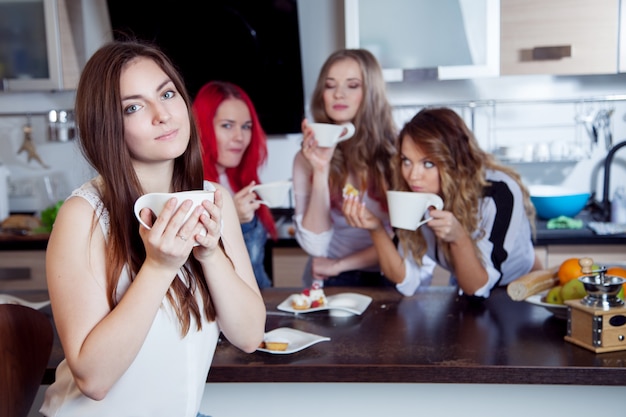 Freunde trinken Tee und Kaffee in der Küche