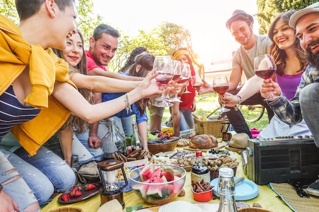 Foto freunde trinken, während sie im garten stehen