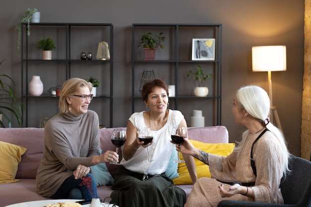 Freunde trinken Wein bei einem Treffen