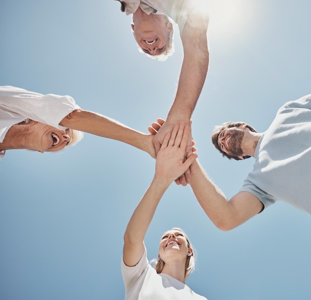 Freunde und Familie aus niedrigem Winkel mit den Händen zusammen Sonnenlicht und Unterstützung im Freien für Bindung und Teambildung Teamarbeitsgruppe und Kollaborationsstapel für solidarische Partnerschaften und Spaß auf Sommerreisen