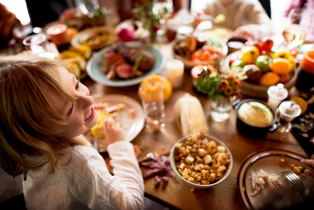 Freunde und Familien versammeln sich am Erntedankfest