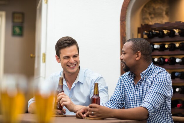 Freunde unterhalten sich beim Bier