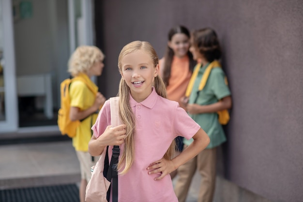 Foto freunde. vier kinder verbringen nach der schule zeit miteinander