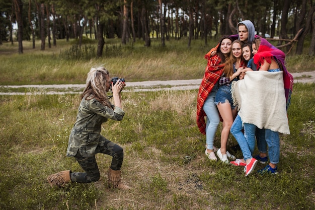 Freunde wärmen zusammen Fotoshooting-Naturkonzept. Touristischer Lebensstil. Glückliches Team auf der Natur.