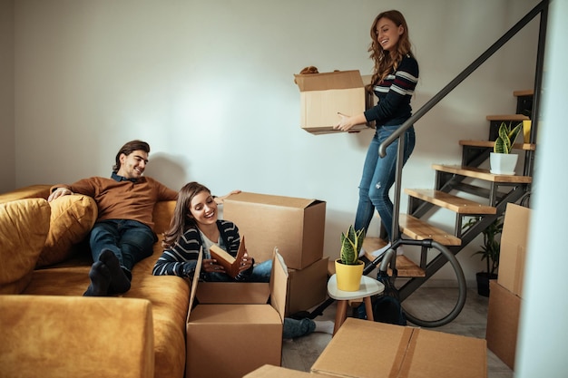 Foto freunde ziehen in neues zuhause