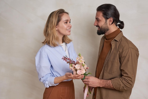 Freundin Blumen schenken