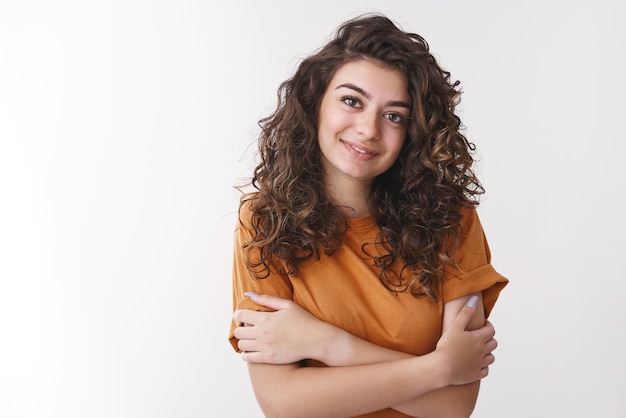 Freundin, die deine Jacke fragt, fühlt sich kühl Frühling kalter Abend T-Shirt tragen Umarmung Kreuzarme lächelnd romantisch