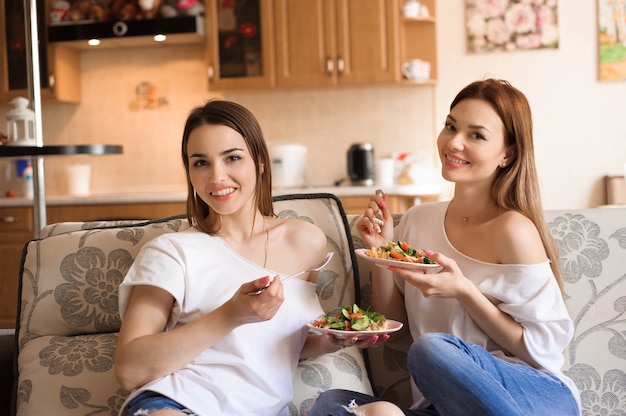 Freundinnen bereiten eine Mahlzeit vor, Essenszeit zusammen.