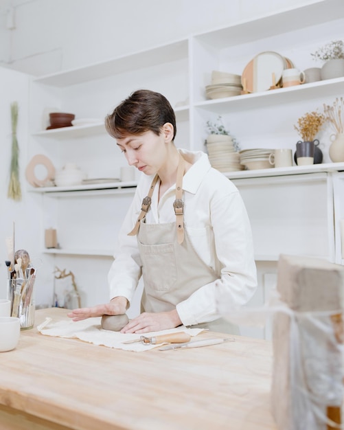 Freundinnen, die am Tisch arbeiten