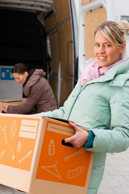 Foto freundinnen, die einen beweglichen lkw laden