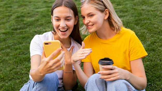 Freundinnen, die Gebärdensprache verwenden, um am Telefon zu sprechen