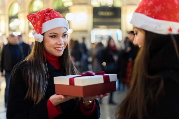 Freundinnen, die Geschenke für Weihnachten austauschen