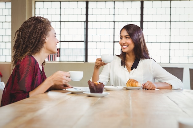 Freundinnen, die Kaffee trinken