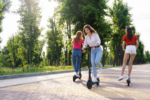 Freundinnen, die Spaß beim Fahren eines Elektrorollers haben