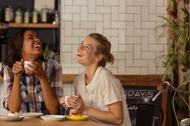 Freundinnen, die Spaß beim Kaffee haben