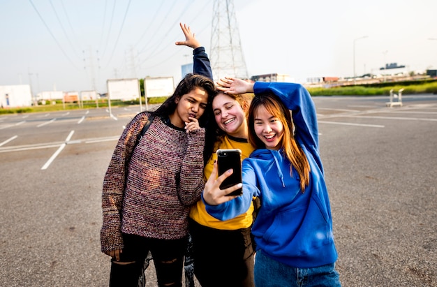 Freundinnen, die zusammen lächeln und ein selfie nehmen