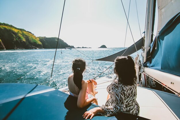 Foto freundinnen entspannen sich an einem sonnigen tag auf einer yacht