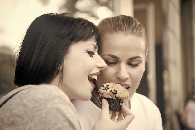 Freundinnen essen Blaubeermuffin in Paris Frankreich