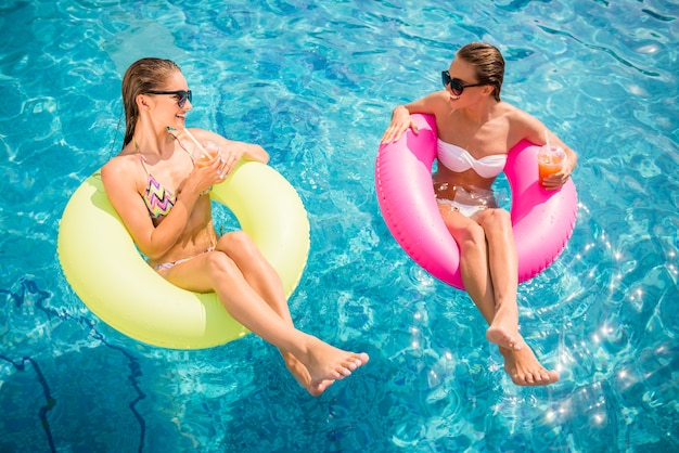 Freundinnen haben Spaß im Schwimmbad.