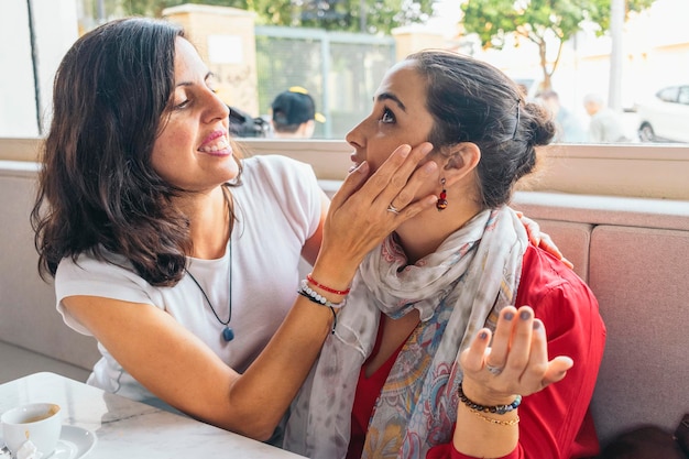 Freundinnen lachen glücklich und genießen die Gesellschaft des anderen