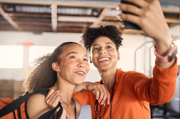 Freundinnen oder Telefon-Selfie nach dem Training im Fitnessstudio oder Übung für Social-Media-Internetpost oder Fitness-Vlog Lächeln Sie glücklich oder verbinden Sie Frauen oder Menschen mit mobiler Bildtechnologie