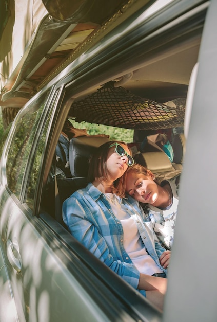 Freundinnen schlafen im Auto
