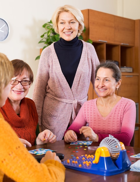 Freundinnen sitzen mit Lotto