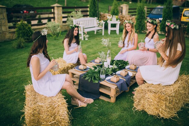 Freundinnen und Braut feiern Junggesellinnenabschied vor der Hochzeit