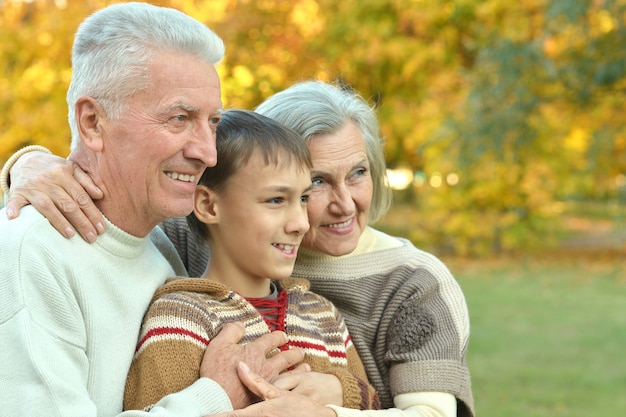 Freundliche Familie, die im Herbst im Park spazieren geht