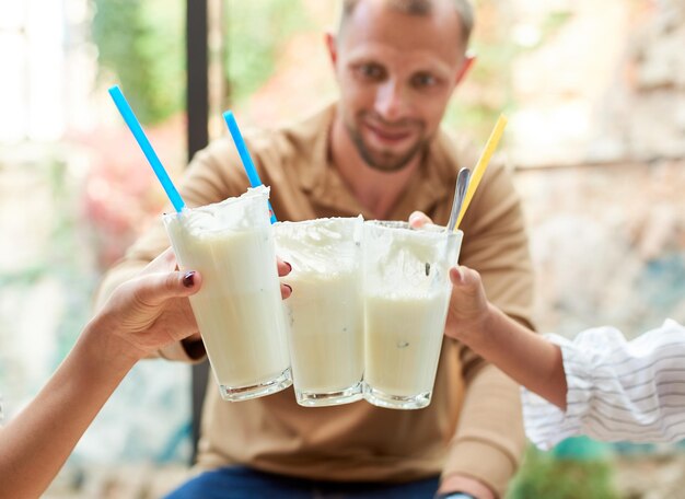 Freundliche Familie mit Milchshakes im Café